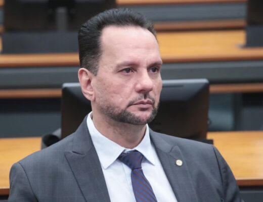 Comissão da Câmara aprova projeto que permite optar por documentos oficiais em formato digital
